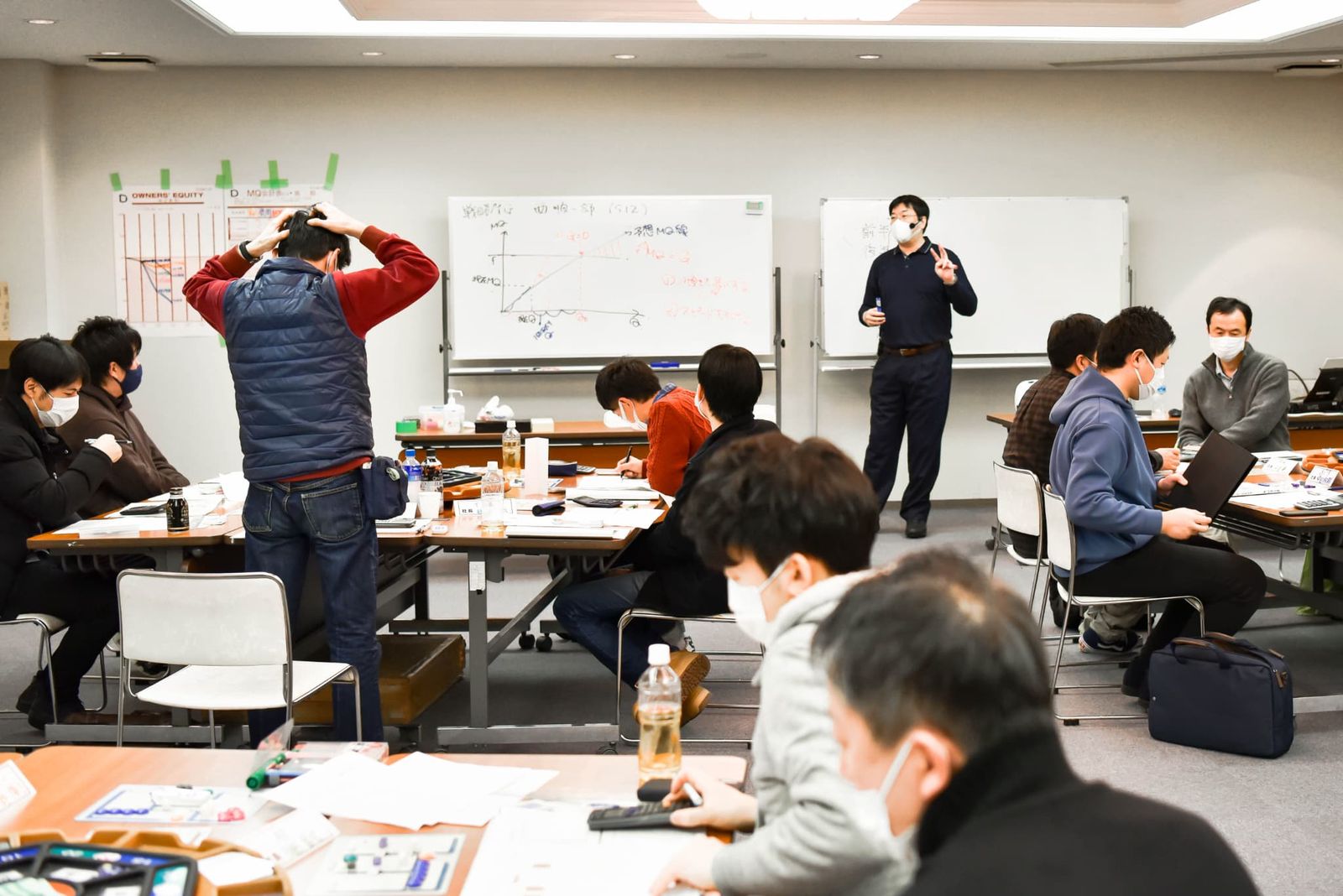 MG研修でホワイトボードを使って講義する代表